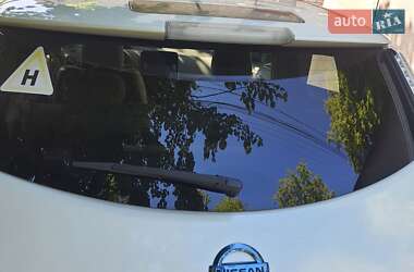Хэтчбек Nissan Leaf 2012 в 