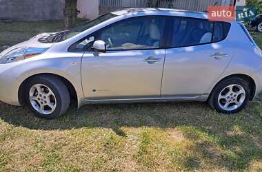 Хэтчбек Nissan Leaf 2012 в 