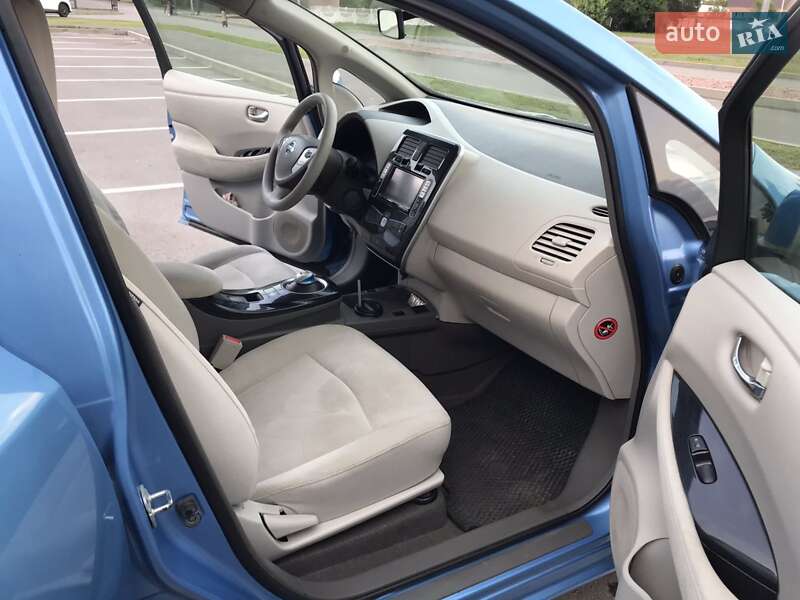 Хэтчбек Nissan Leaf 2011 в Сарнах