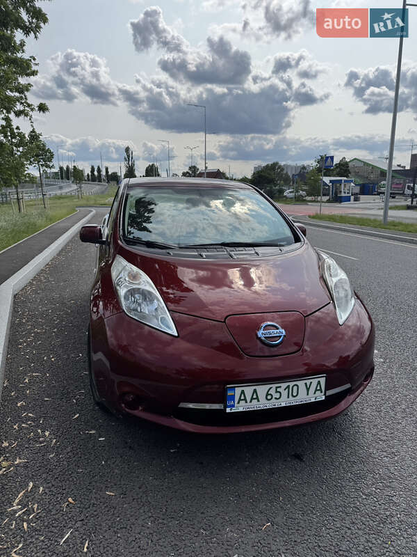 Хэтчбек Nissan Leaf 2015 в 
