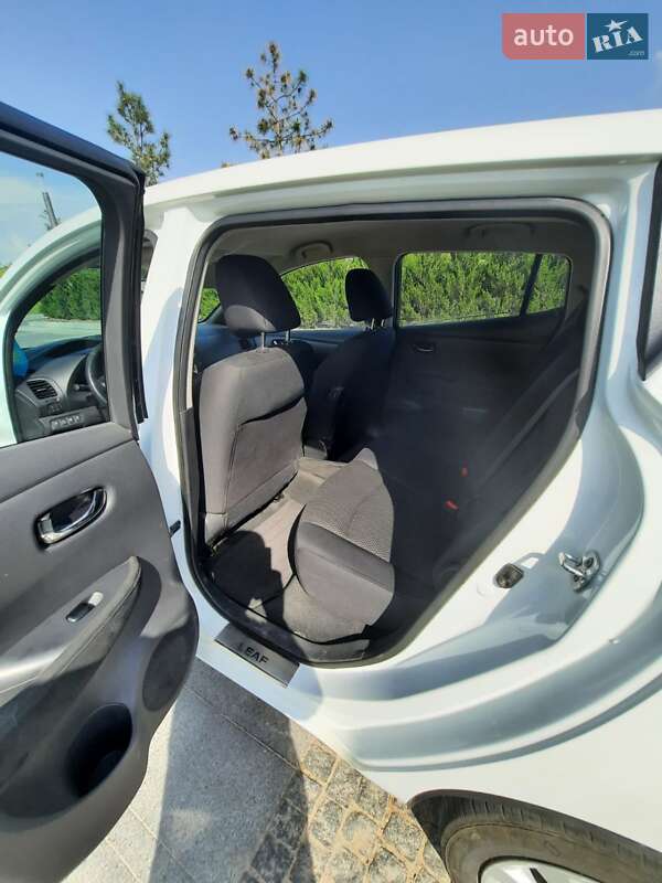 Хетчбек Nissan Leaf 2013 в Дніпрі