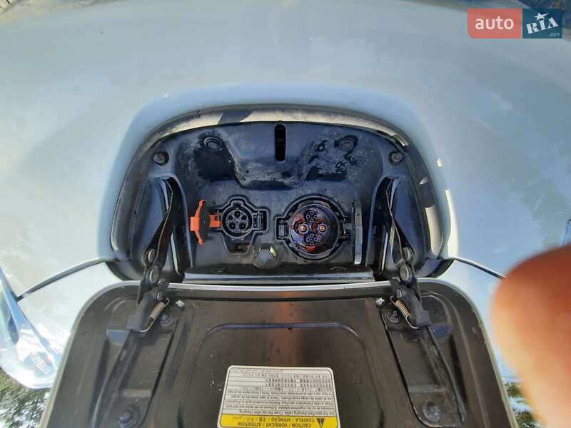 Хетчбек Nissan Leaf 2013 в Дніпрі