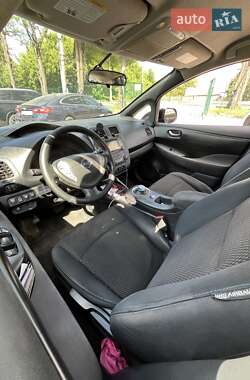 Хэтчбек Nissan Leaf 2013 в 