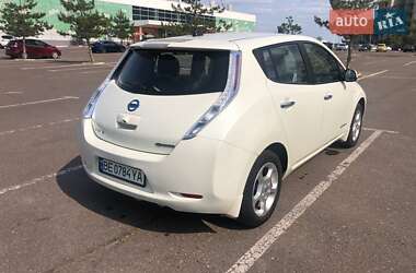 Хэтчбек Nissan Leaf 2011 в 