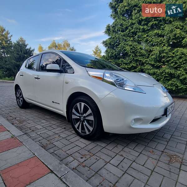Хэтчбек Nissan Leaf 2015 в 