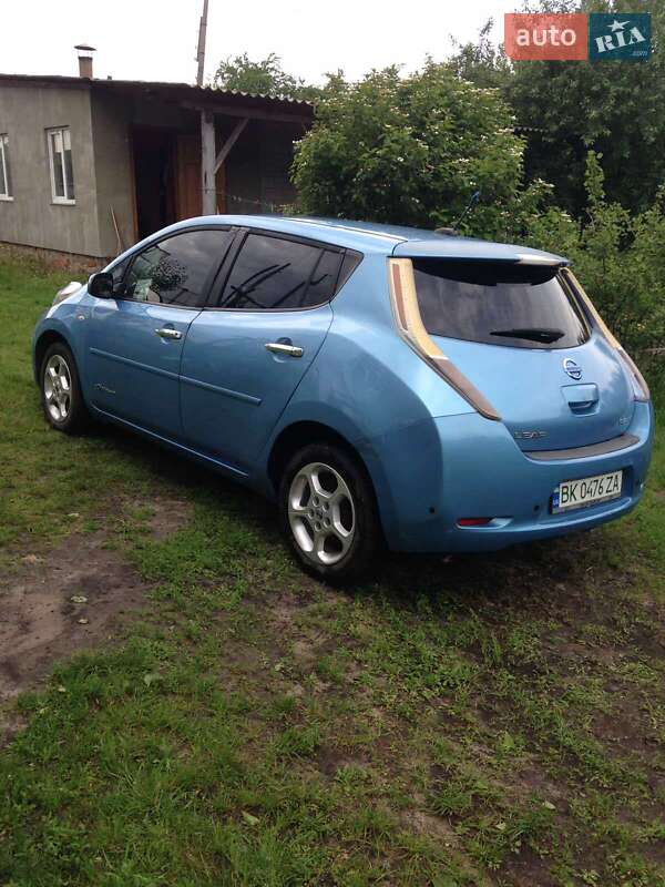 Хэтчбек Nissan Leaf 2011 в Сарнах