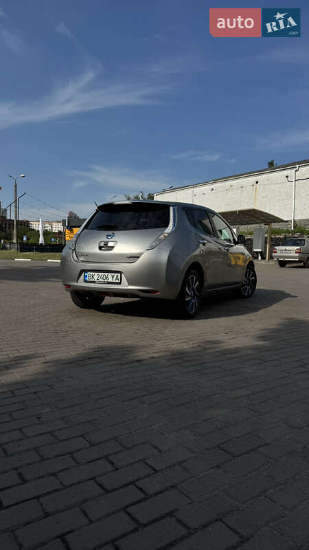 Хэтчбек Nissan Leaf 2015 в Ровно