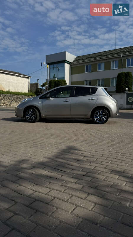 Хэтчбек Nissan Leaf 2015 в Ровно