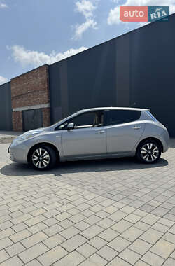 Хэтчбек Nissan Leaf 2011 в 