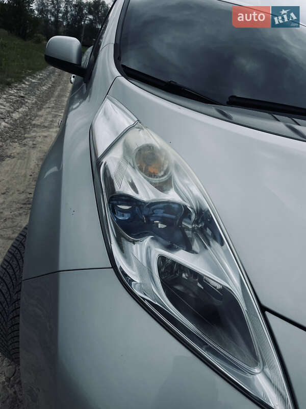 Хэтчбек Nissan Leaf 2011 в Глыбокой