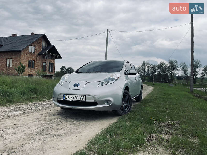 Хэтчбек Nissan Leaf 2011 в Глыбокой