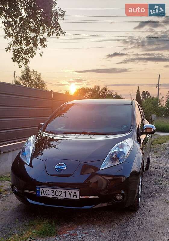 Хетчбек Nissan Leaf 2013 в 