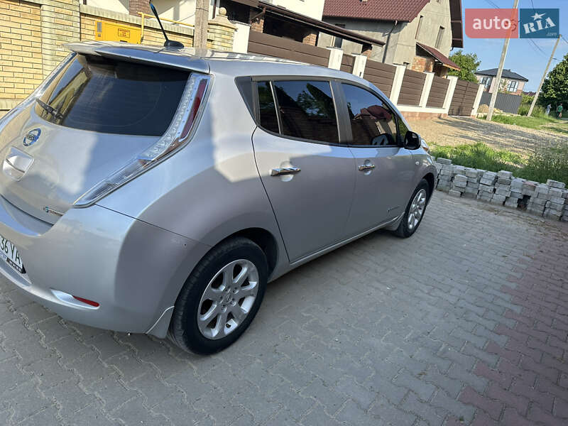 Хэтчбек Nissan Leaf 2013 в Черновцах