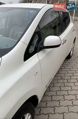 Хэтчбек Nissan Leaf 2012 в 