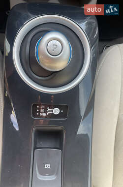 Хэтчбек Nissan Leaf 2012 в 