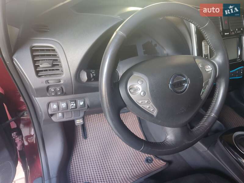 Хэтчбек Nissan Leaf 2016 в Херсоне