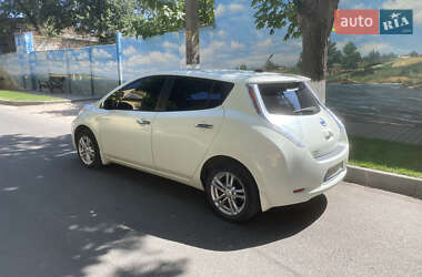 Хэтчбек Nissan Leaf 2012 в 