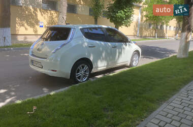 Хэтчбек Nissan Leaf 2012 в 
