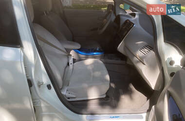 Хэтчбек Nissan Leaf 2012 в 