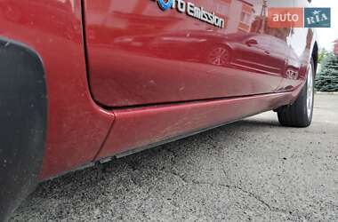 Хэтчбек Nissan Leaf 2012 в 