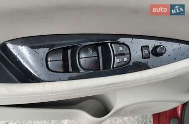 Хэтчбек Nissan Leaf 2012 в 