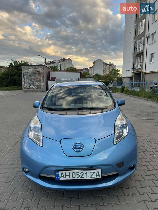 Хэтчбек Nissan Leaf 2012 в 