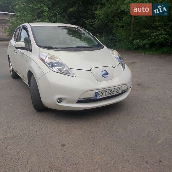 Хэтчбек Nissan Leaf 2012 в 