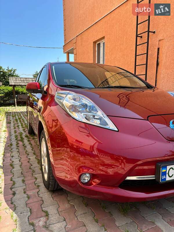 Хетчбек Nissan Leaf 2012 в Чернівцях