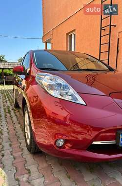 Хэтчбек Nissan Leaf 2012 в 