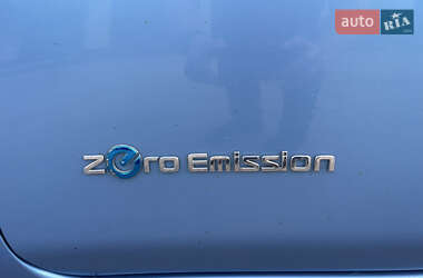 Хэтчбек Nissan Leaf 2012 в 