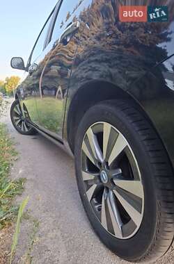 Хэтчбек Nissan Leaf 2013 в 