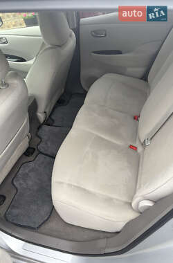 Хэтчбек Nissan Leaf 2012 в 
