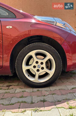 Хэтчбек Nissan Leaf 2012 в 