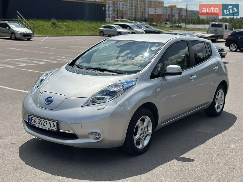 Хэтчбек Nissan Leaf 2012 в 