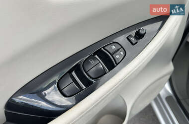 Хэтчбек Nissan Leaf 2012 в 