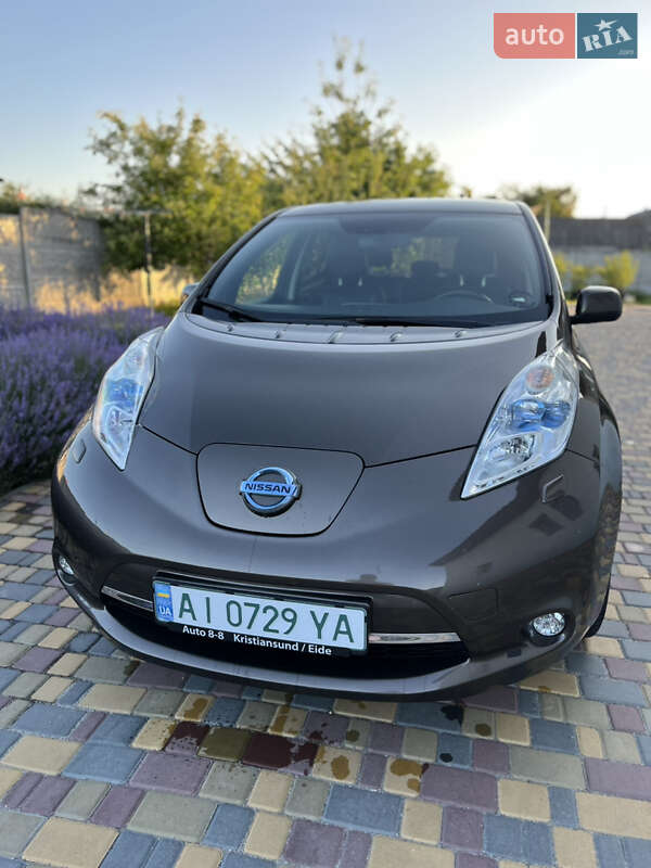 Хэтчбек Nissan Leaf 2015 в 