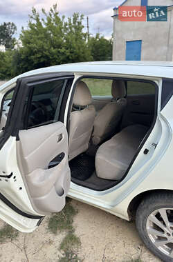 Хэтчбек Nissan Leaf 2010 в 
