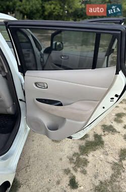 Хэтчбек Nissan Leaf 2010 в 