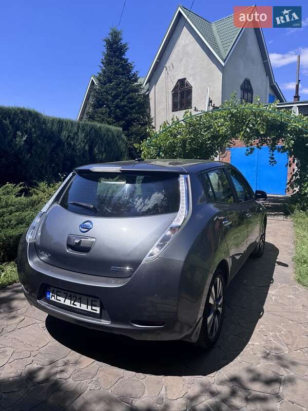 Хетчбек Nissan Leaf 2016 в Дніпрі