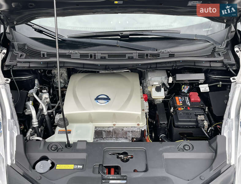 Хэтчбек Nissan Leaf 2015 в Ровно