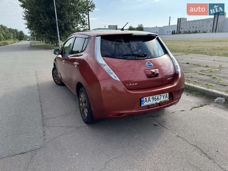 Хэтчбек Nissan Leaf 2015 в Киеве