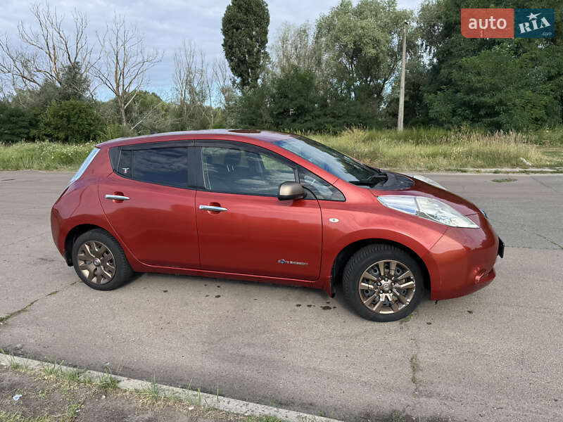 Хэтчбек Nissan Leaf 2015 в Киеве