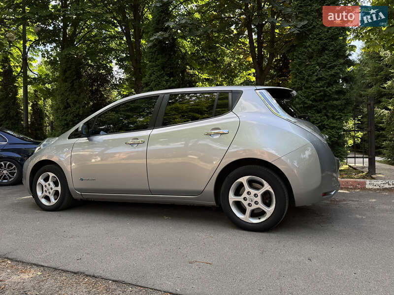 Хетчбек Nissan Leaf 2016 в Гатне