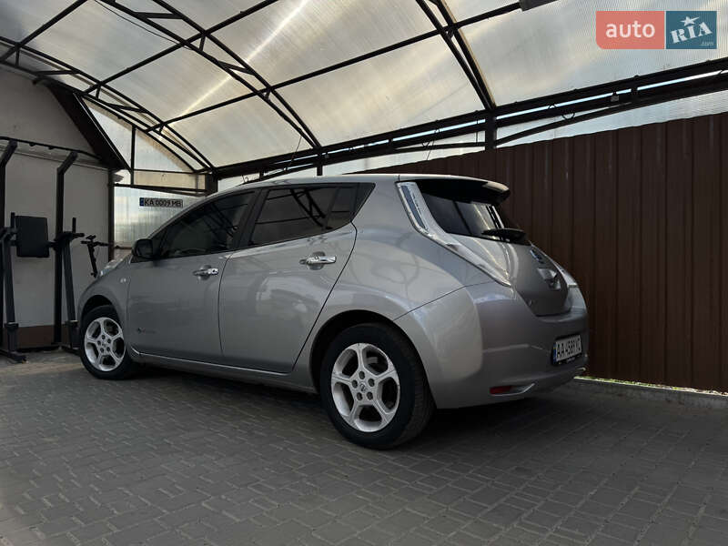 Хетчбек Nissan Leaf 2016 в Гатне