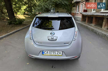 Хэтчбек Nissan Leaf 2011 в 