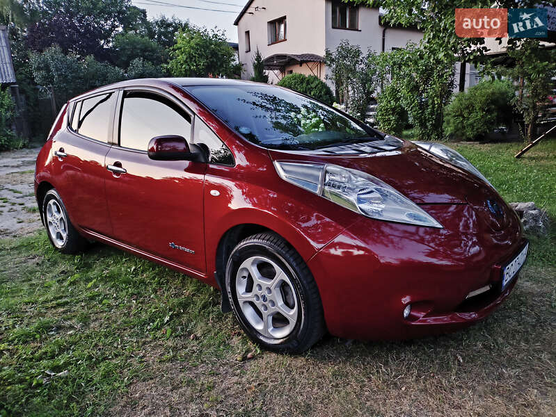 Хэтчбек Nissan Leaf 2014 в 