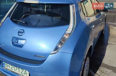 Хэтчбек Nissan Leaf 2013 в 