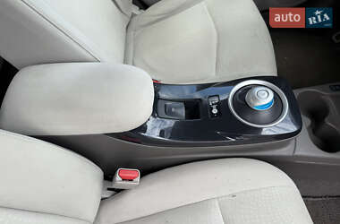 Хэтчбек Nissan Leaf 2012 в 
