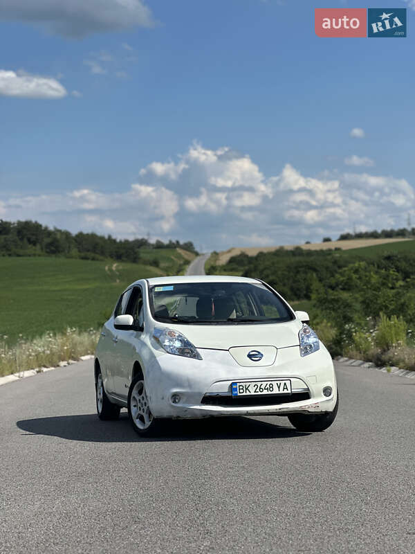 Хэтчбек Nissan Leaf 2012 в 