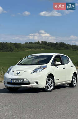 Хэтчбек Nissan Leaf 2012 в 